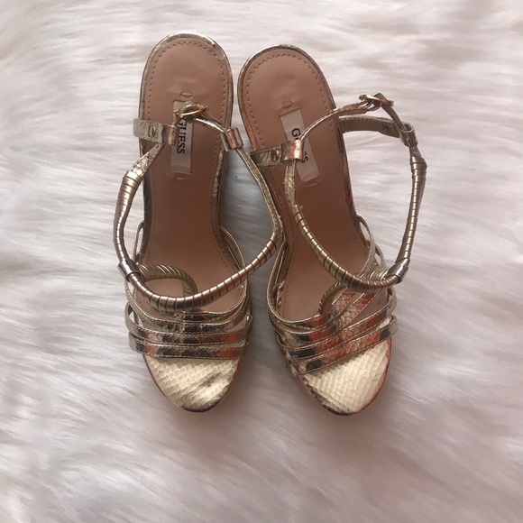 ｇｕｅｓｓ  ｇｏｌｄ  &  ｃｏｒｋ  ｓｔｒａｐｐｙ  ｗｅｄｇｅｓ - Picture 4 of 5
